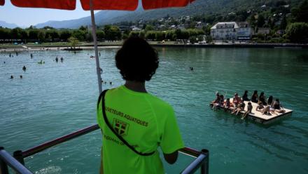 Un sauveteur scrute les eaux du lac du Bourget, en Savoie, le 8 août 2025