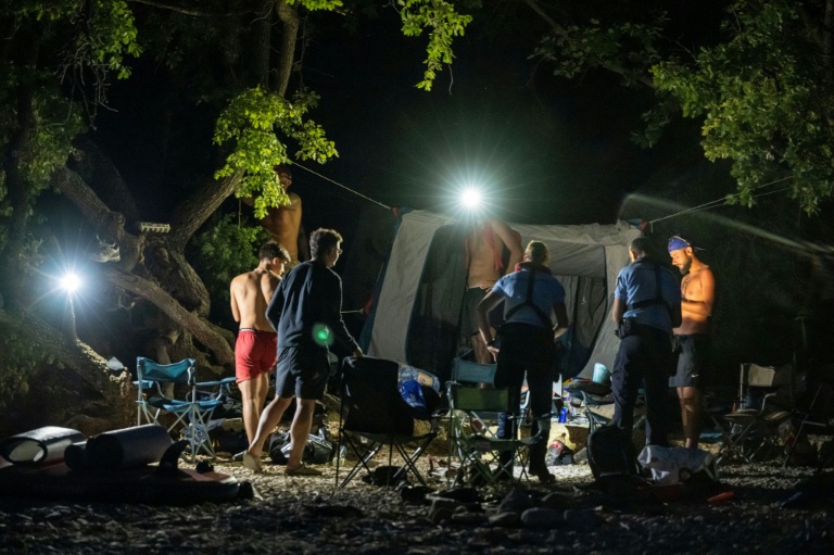Des gendarmes contrôlent des touristes lors d'une opération de prévention contre les bivouacs illégaux susceptibles de provoquer un départ de feu, le 8 août 2026 autour du lac de Sainte-Croix, aux portes des Gorges du Verdon