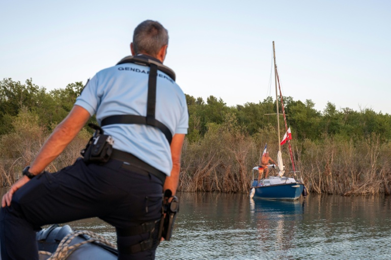 Des gendarmes en patrouille lors d'une opération de prévention contre les bivouacs illégaux susceptibles de provoquer un départ de feu, le 8 août 2026 autour du lac de Sainte-Croix, aux portes des Gorges du Verdon
