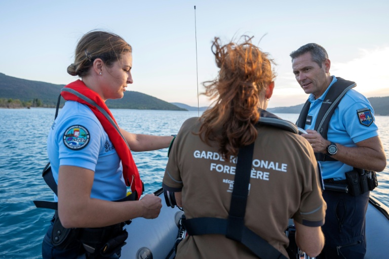 Des gendarmes et une garde forestière lors d'une opération de prévention contre les bivouacs illégaux susceptibles de provoquer un départ de feu, le 8 août 2026 sur le lac de Sainte-Croix, aux portes des Gorges du Verdon
