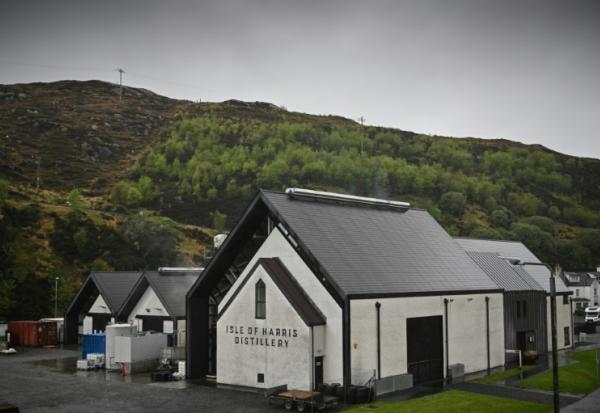 La distillerie de l'île de Harris à Tarbert, le 28 avril 2025 en Ecosse