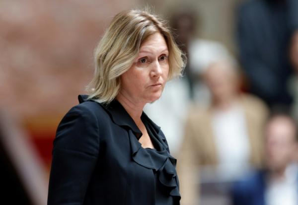 La présidente de l'Assemblée nationale à Paris, Yaël Braun-Pivet, observe une minute de silence à la mémoire de la surveillante décédée après avoir été poignardée par un élève à Nogent, en Haute-Marne, le 10 juin 2025