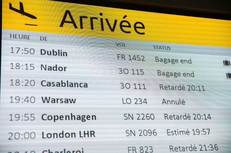 Le tableau d'affichage des arrivées à l'aéroport Bruxelles-Zaventem le 4 novembre 2025