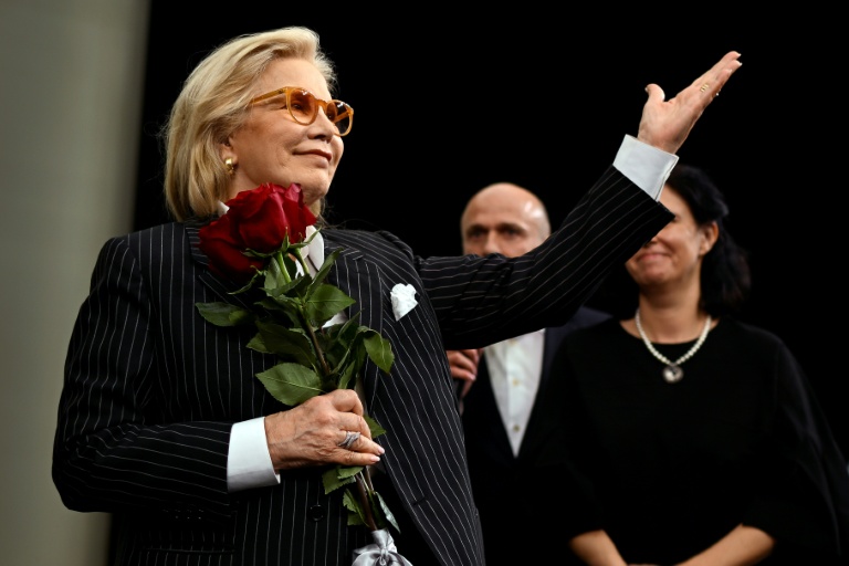 Sylvie Vartan fait un signe au public venu assister à la première d'un documentaire lui étant consacré, le 25 octobre 2025 à Sofia 