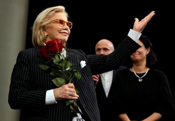 Sylvie Vartan fait un signe au public venu assister à la première d'un documentaire lui étant consacré, le 25 octobre 2025 à Sofia 