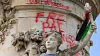 La statue de la République taguée après des manifestations en soutien aux Palestiniens à Gaza, place de la République à Paris, le 13 juin 2025