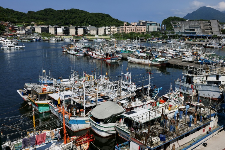 Des bateaux dans le port de Keelung, avant l'arrivée du typhon Ravi, le 8 juillet 2026 dans le nord-est de Taïwan