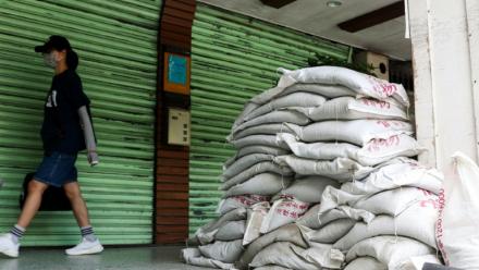 Des sacs de sable avant l'arrivée annoncée du typhon Bavi à Taipei le 9 juillet 2026