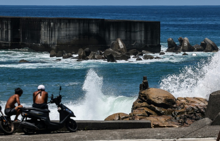 Des vagues se brisent contre une digue à Keelung, le 9 juillet 2026 dans le nord-est de Taïwan