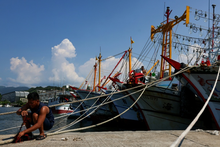 Un pêcheur sécurise les amarres de son bateau avant l'arrivée  du typhon Bavi à Keelung, le 8 juillet 2026 dans le nord-est de Taïwan