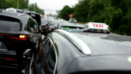 L'autoroute A1, au nord de Paris, bloquée par une manifestation des taxis, le 21 mai 2025 à La Courneuve
