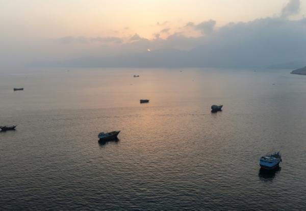 Des bateaux ancrés au large de la péninsule de Musandam, au nord d'Oman, près du détroit d'Ormuz, le 27 juin 2026
