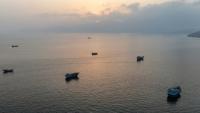 Des bateaux ancrés au large de la péninsule de Musandam, au nord d'Oman, près du détroit d'Ormuz, le 27 juin 2026