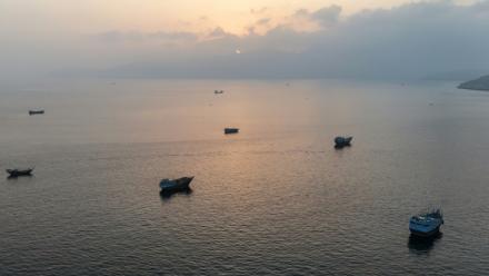 Des bateaux ancrés au large de la péninsule de Musandam, au nord d'Oman, près du détroit d'Ormuz, le 27 juin 2026