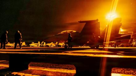 Photo diffusée le 2 septembre 2026 par la marine américaine montrant des avions militaires sur le porte-avion George Washington se préparant à décoller, le 29 août 2026