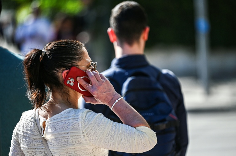 Une femme utilise son téléphone à Athènes, Grèce, le 3 avril 2024