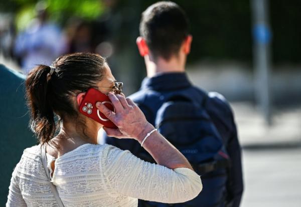 Une femme utilise son téléphone à Athènes, Grèce, le 3 avril 2024