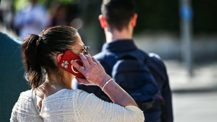 Une femme utilise son téléphone à Athènes, Grèce, le 3 avril 2024