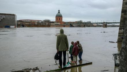 Des personnes observent la Garonne après de fortes pluies, à Toulouse, le 11 février 2026