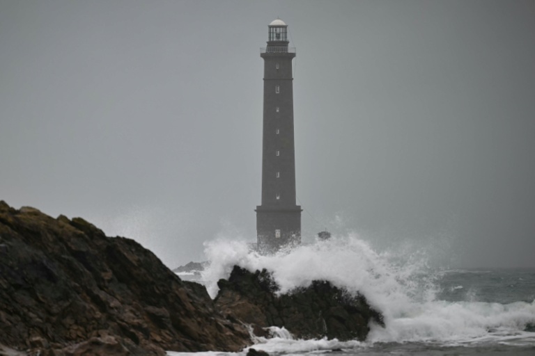 Des vagues s’écrasent sur les rochers près du phare de Goury, à Auderville, près de La Hague, dans le nord-ouest de la France, le 8 janvier 2026