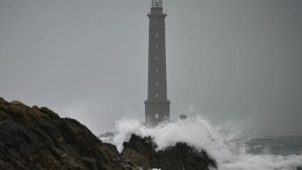 Des vagues s’écrasent sur les rochers près du phare de Goury, à Auderville, près de La Hague, dans le nord-ouest de la France, le 8 janvier 2026