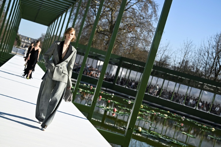 Un mannequin présente une création Christian Dior à la Fashion Week de Paris, le 3 mars 2026