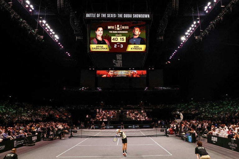 L'Australien Nick Kyrgios au service face à la Bélarusse Aryna Sabalenka lors du match exhibition intitulé la 