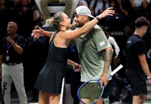 La Bélarussee Aryna Sabalenka et l'Australien Nick Kyrgios à la fin du match exhibition intitulé la "Bataille des sexes" le 28  décembre 2025 à Dubai 
