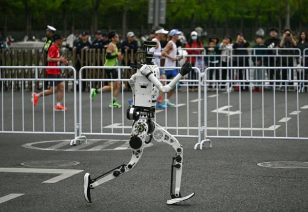Un robot humanoïde lors du semi-marathon de Yizhuang, dans la banlieue de Pékin, le 19 avril 2026