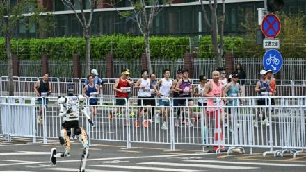 Un robot humanoïde lors du semi-marathon de Yizhuang, dans la banlieue de Pékin, le 19 avril 2026