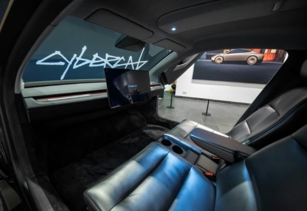 Un prototype du Cybercab, véhicule sans volant ni pédales de Tesla pour service de robotaxi, à Los Angeles le 3 décembre 2024