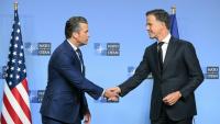 Le secrétaire américain à la Défense, Pete Hegseth (g) et secrétaire général de l'Otan, Mark Rutte, avant un sommet des ministres de la Défense de l'Otan à Bruxelles, le 15 octobre 2025