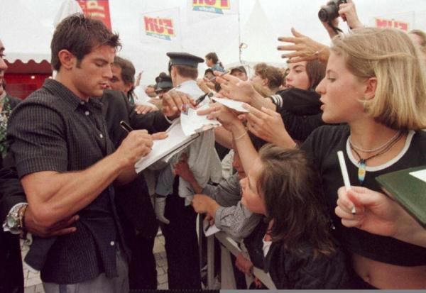 Filip Nikolic, l'un des chanteurs du groupe 2Be3, signe des autographes à des fans le 7 septembre 1997 à Deauville