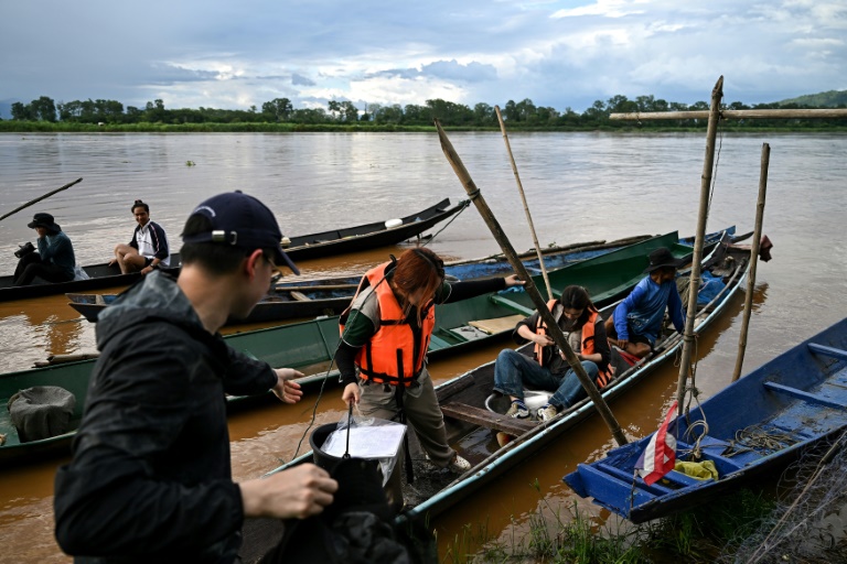 Des étudiants de l'université de Chiang Mai collectent des échantillons pour tester un empoisonnement présumé à l'arsenic le long de la rivière Kok dans la région du Triangle d'or, dans la province de Chiang Rai, dans le nord de la Thaïlande, le 25 mai 2025