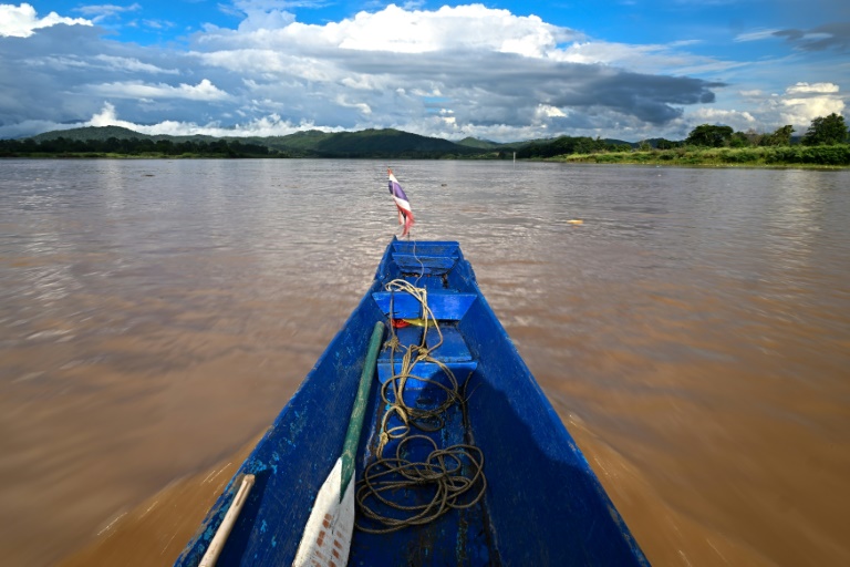 Un bateau de pêcheur sur le fleuve Mékong dans la région du Triangle d'Or, dans la province de Chiang Rai, dans le nord de la Thaïland, le 25 mai 2025