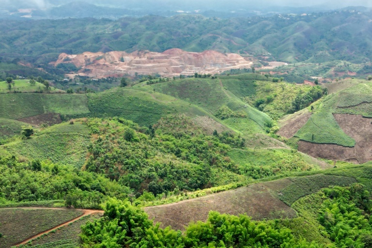Vue aérienne d'une mine en Birmanie, vue depuis la province de Chiang Rai, au nord de la Thaïlande, le 25 mai 2025
