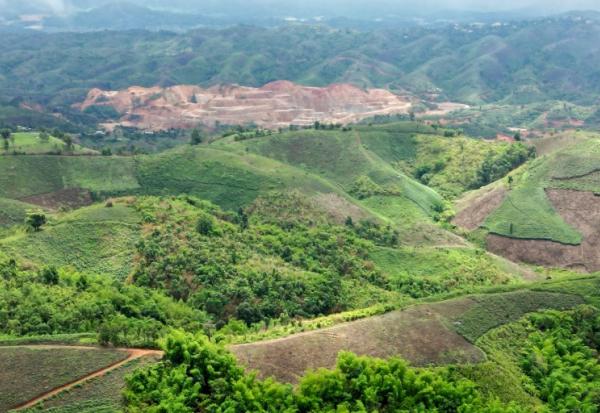 Vue aérienne d'une mine en Birmanie, vue depuis la province de Chiang Rai, au nord de la Thaïlande, le 25 mai 2025