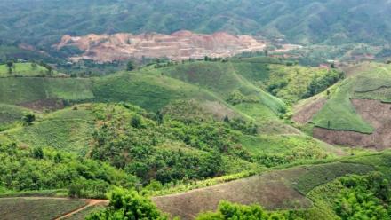 Vue aérienne d'une mine en Birmanie, vue depuis la province de Chiang Rai, au nord de la Thaïlande, le 25 mai 2025