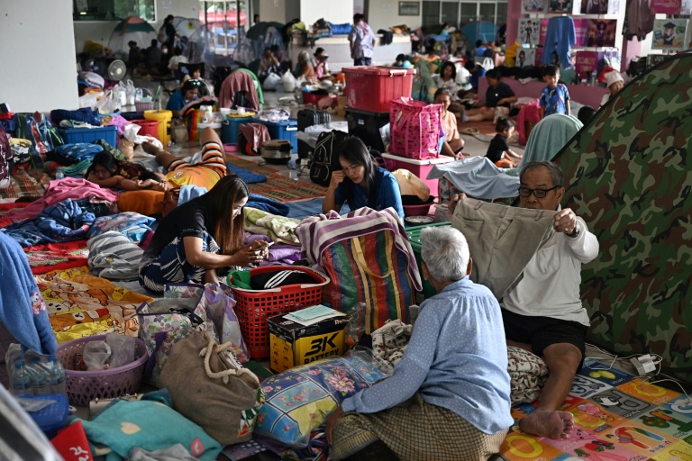 Des habitants déplacés dans un centre d'hébergement de la province de Surin, le 11 décembre 2025 en Thaïlande, lors d'affrontements à la frontière avec le Cambodge
