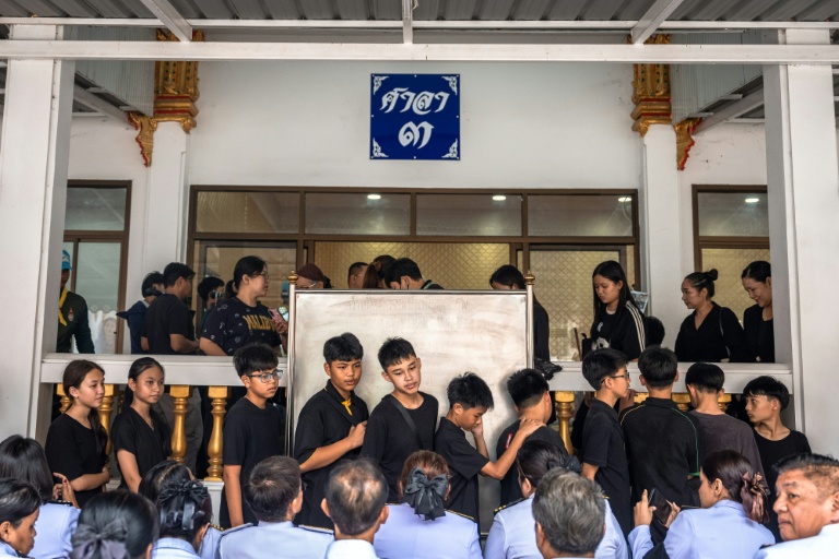 Funérailles d'une écolière de 12 ans tuée dans la fusillade survenue dans une école thaïlandaise, le 9 août 2026 dans un temple de Nonthaburi, au nord de Bangkok