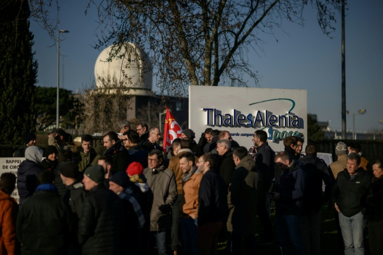 Les membres de l'intersyndicale Thales Alenia Space (TAS) manifestent devant le campus de l'entreprise après des négociations salariales annuelles difficiles, le 6 février 2025 à Toulouse