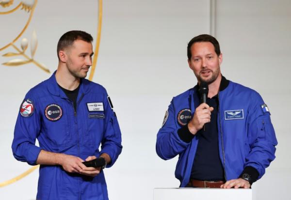 Les astronautes Thomas Pesquet (à droite) et Arnaud Prost (à gauche) à l'Elysée, le 5 février 2026