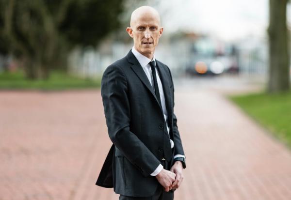 L’entrepreneur Timothée Durand, seul candidat au rachat du fabricant de verrerie Arc, devant le tribunal de commerce métropolitain de Lille à Tourcoing, le 10 mars 2026 dans le Nord