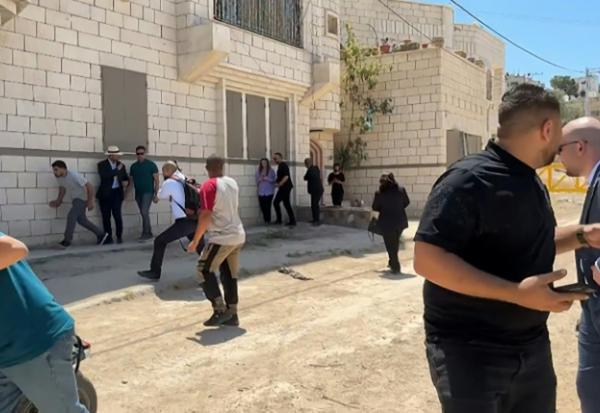 Des diplomates étrangers font l'objet de tirs de sommation de l'armée israélienne lors d'une visite à Jénine, en Cisjordanie occupée, le 21 mai 2025.

