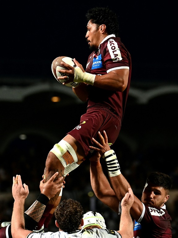 Le flanker australien de Bordeaux-Bègles Peter Samu attrape le ballon d'une touche lors du match de Top 14 contre le RC Vannes au stade Chaban-Delmas à Bordeaux le 7 juin 2025 en France