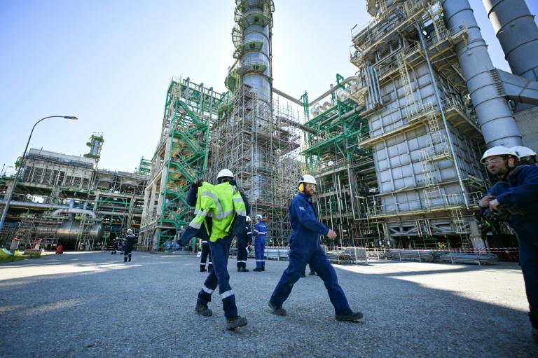 Des ouvriers à la raffinerie de Normandie de TotalEnergies, à Gonfreville-L’Orcher, près du Havre, le 23 avril 2026