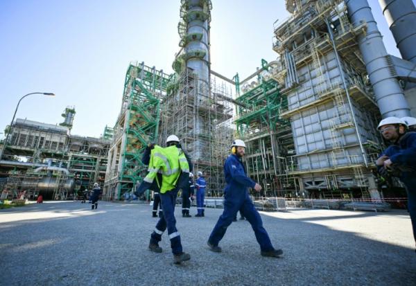 Des ouvriers à la raffinerie de Normandie de TotalEnergies, à Gonfreville-L’Orcher, près du Havre, le 23 avril 2026