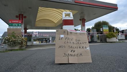 La station-service TotalEnergies du Mont-Saint-Michel, sur l'A84 entre Caen et Rennes, fermée le 17 avril 2026 en raison d'une grève des salariés demandant une aide au paiement de leur carburant 