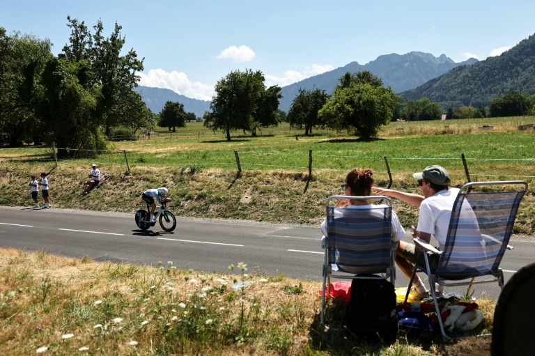 Des spectateurs assistent au contre-la-montre individuel de la 16e étape du Tour de France, le 21 juillet 2026 aux abords du Lac Léman