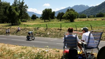 Des spectateurs assistent au contre-la-montre individuel de la 16e étape du Tour de France, le 21 juillet 2026 aux abords du Lac Léman